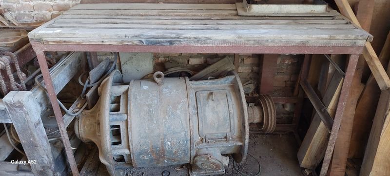 Mesa de trabajo con motor eléctrico en mal estado - imagen 2