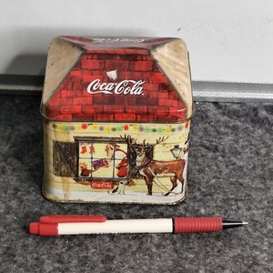 Lata Coca-Cola Decorada Estilo Navideño con Vela Aromática - imagen 3