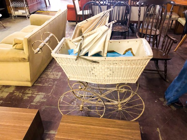 Cochecito de bebé antiguo de mimbre con capota