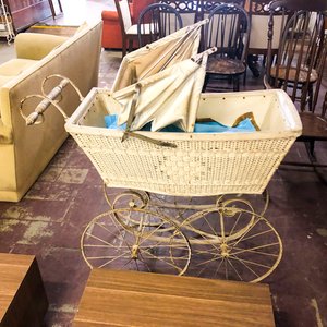Cochecito de bebé antiguo de mimbre con capota - imagen 1