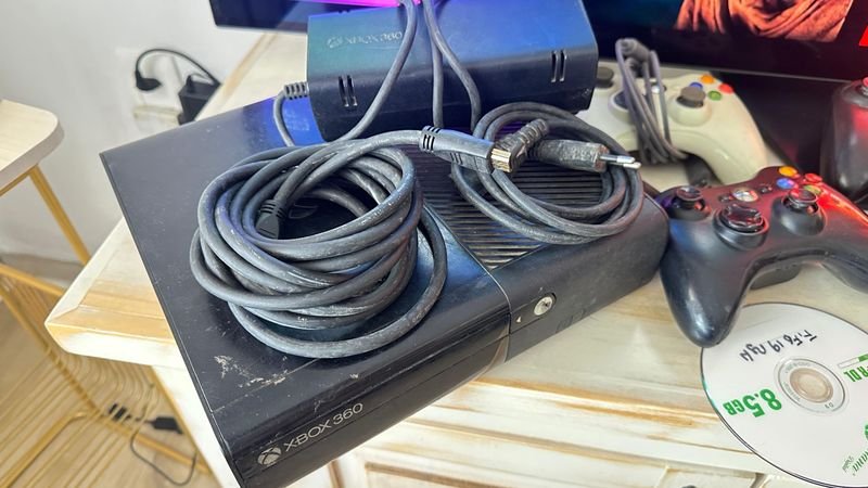 Consola de Xbox 360 con juegos y controladores - imagen 4