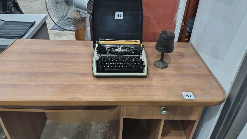 Escritorio y maquina de escribir antigua con lampara - imagen 1