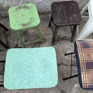 Lote de 6 Banquitos: Plástico Blanco, Madera y Tapizados - imagen 3