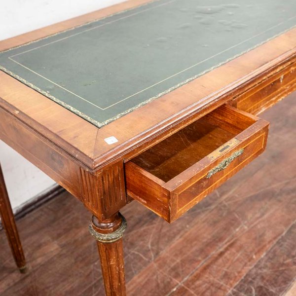Mesa escritorio inglés con tres cajones, tapete y broncería en las patas - imagen 2