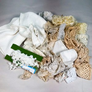 Lote siguiente: Lote de Carpetas, Servilletas y Adornos de Crochet y Hilo