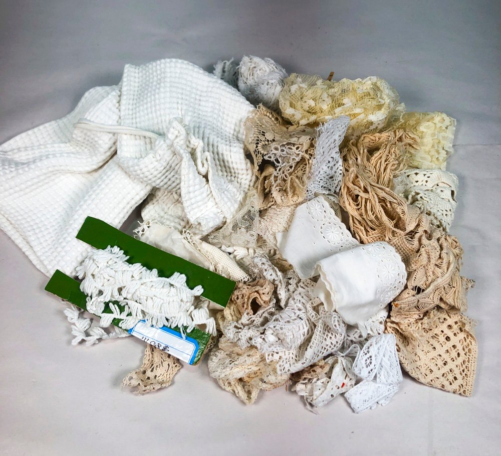 Lote de Carpetas, Servilletas y Adornos de Crochet y Hilo