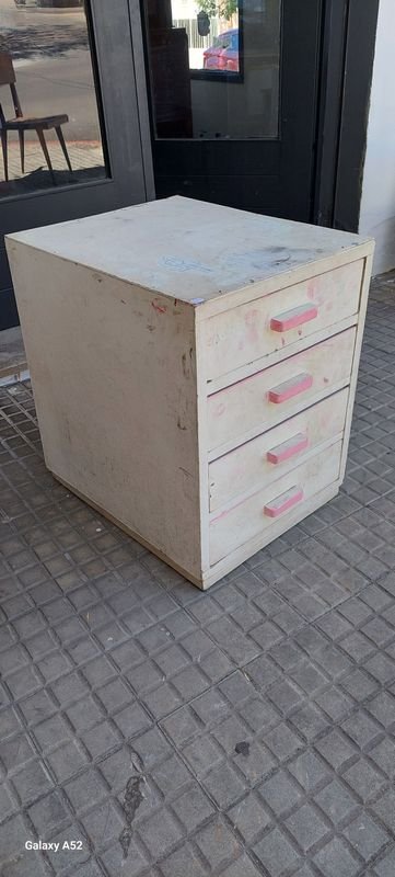 Mueble de madera en mal estado con cajones - imagen 2