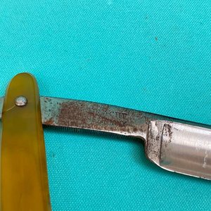 Solingen. Modelo " Tennis " Made in Germany. Usable. En su mango tiene la inscripción posiblemente incrustado en plata la palabra tenis con 2 raquetas dibujadas. Conserva su estuche original en madera con tapa más el asentador en cuero. - imagen 5