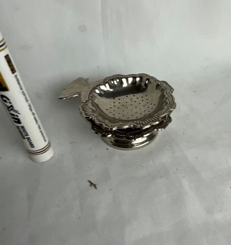 Lote siguiente: Colador de metal con diseño de hoja