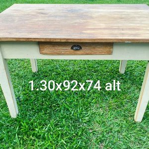 Lote anterior: Mesa de campo antigua de madera con cajón