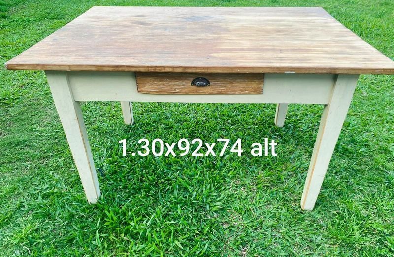 Mesa de campo antigua de madera con cajón
