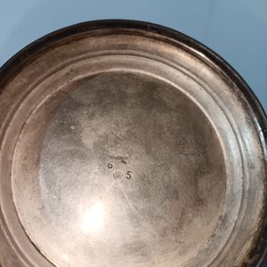 Jarra Antigua de Metal Plateado con Detalles Ornamentales - imagen 4