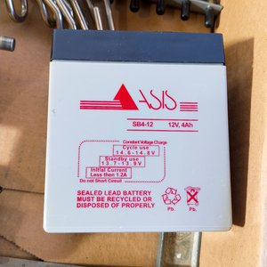 Clavadora Neumática, Metro Plegable, Pistola de Silicona y Batería 12V - imagen 10