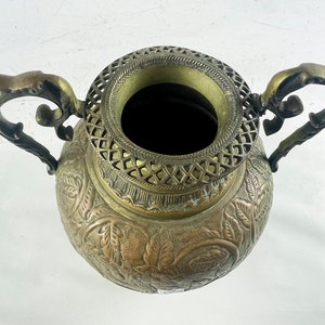Jarrón de Metal Labrado con Asas y Detalles Florales - 35 cm - imagen 2