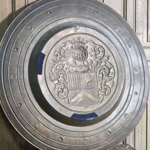 Plato de Bronce Repujado con Escudo Heráldico, 65 cm Diámetro - imagen 5