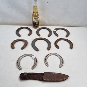L 357 - 9 Piezas - Atractivo lote de 8 herraduras de coleccion o decoracion, acompañadas de cuchillo criollo con funda de cuero (Largo total cuchillo 22cm) - imagen 2