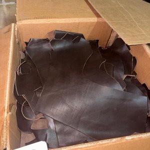 Lote de Retazos de Cuero en Varios Tonos para Artesanos - imagen 14