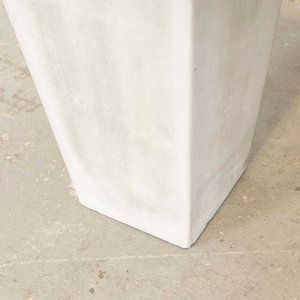 Macetero Alto de Material Color Gris con Tierra - 30x30x81 cm - imagen 3