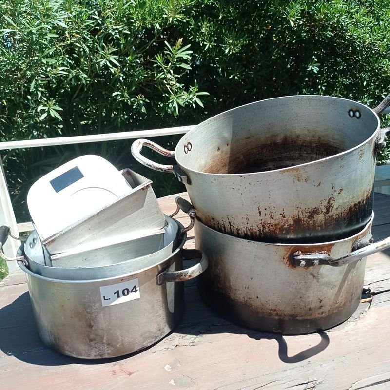Lote anterior: Colección de menaje de cocina: Ollas, moldes y balanza