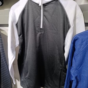 Lote siguiente: Buzo Deportivo Gris y Blanco con Cierre