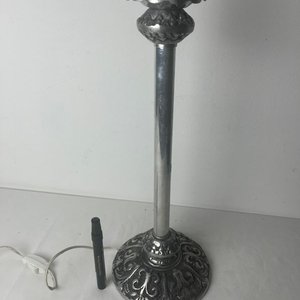 Lámpara de Sobremesa Antigua de Peltre Repujado - imagen 6