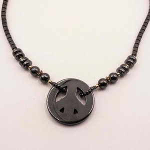 Lote siguiente: Collar de Hematitas y Oro con Símbolo de Paz - Cierre Averiado