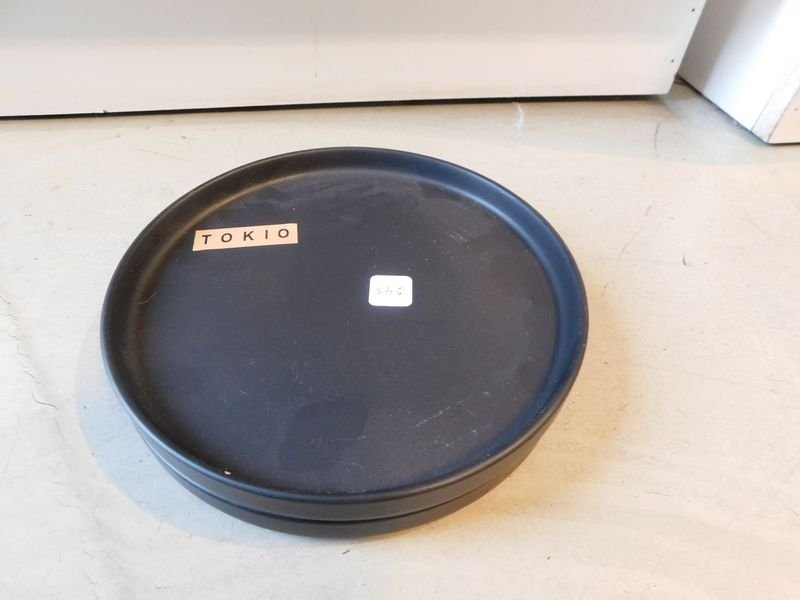Conjunto de platos de cerámica negros tamaño medio