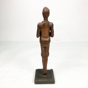 Figura de Madera de Caballero con Armadura y Base - imagen 4