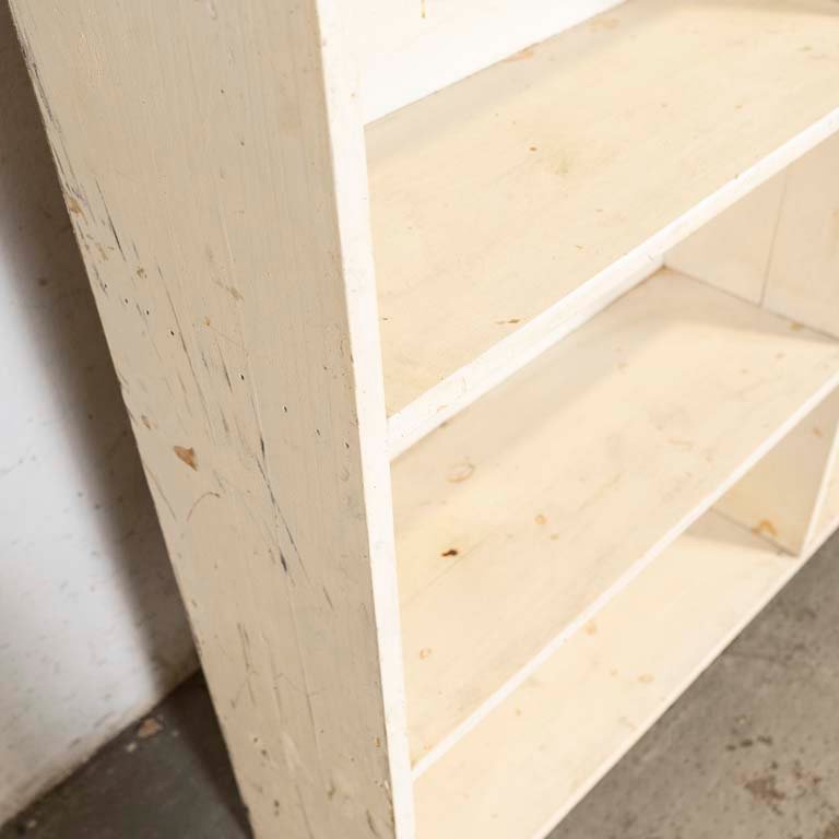 Estante de madera pintado con detalles y manchas - imagen 3