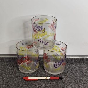 Lote siguiente: Lote de 3 Vasos Coca-Cola con Logo Multicolor