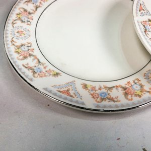 Nueve Platos de Porcelana Blanca con Diseño Floral y Guardas Plateadas - imagen 4