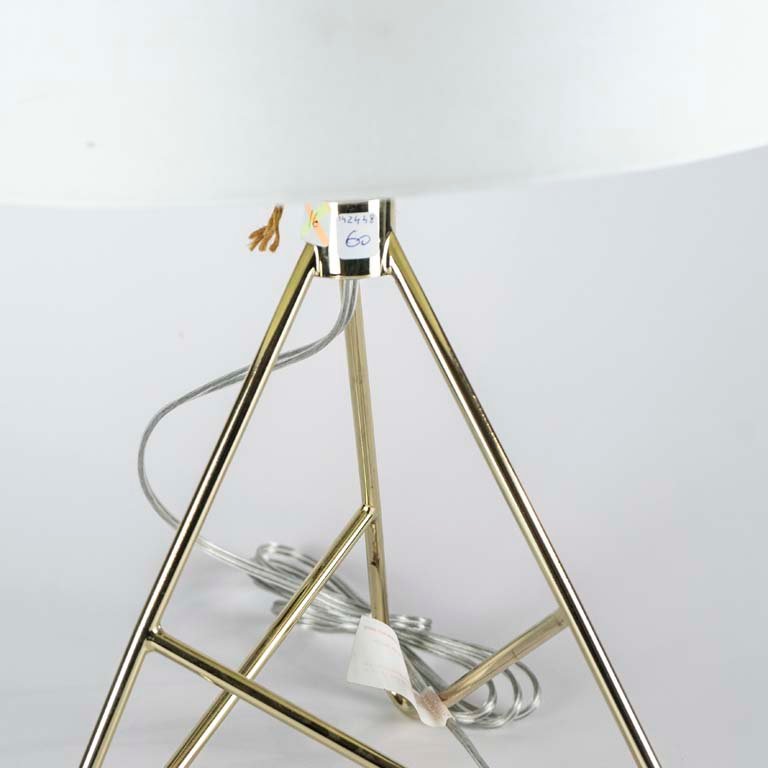 Lámpara de mesa con base de metal dorado y pantalla - imagen 2