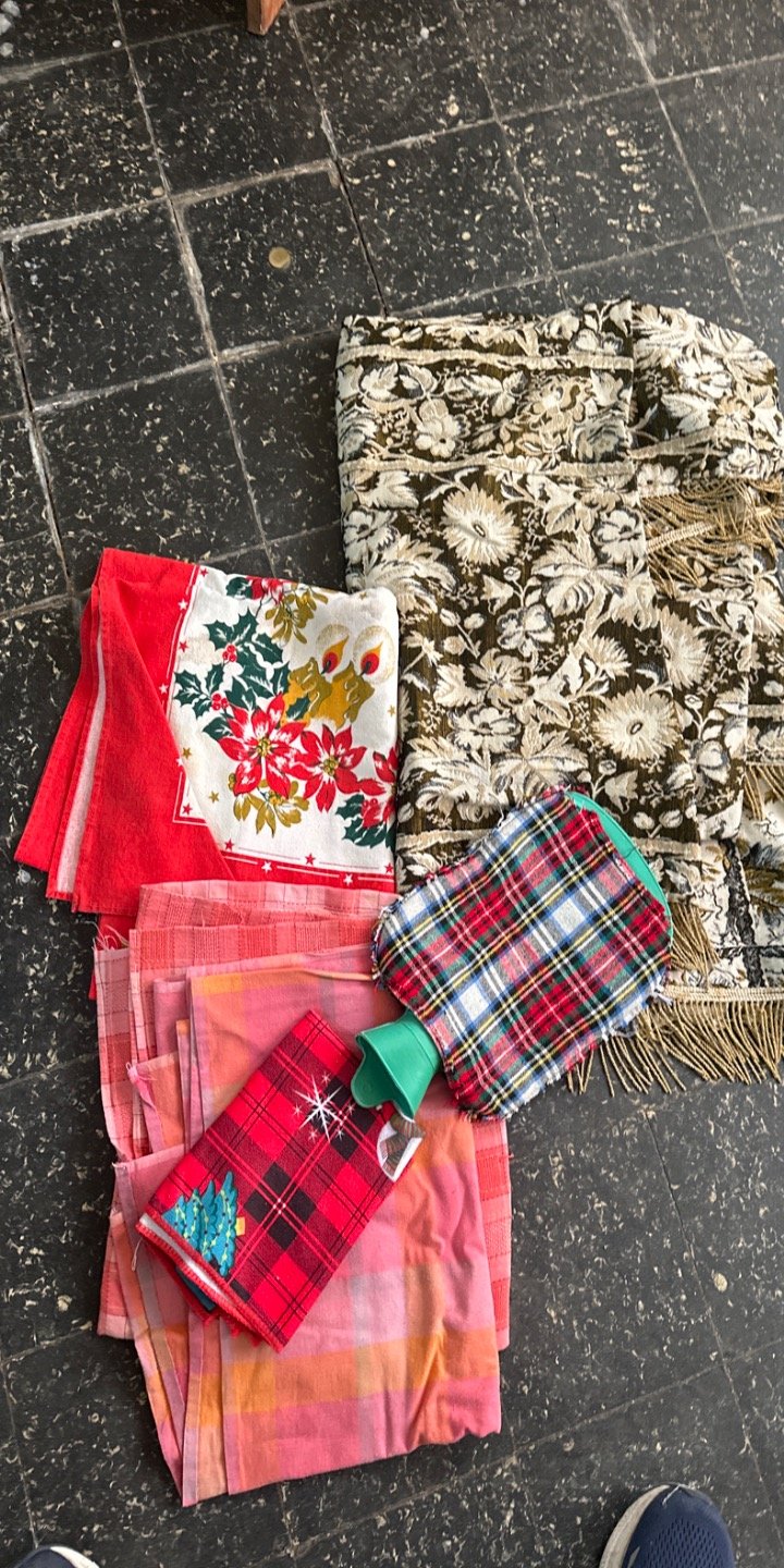 Lote de Manteles Navideños y Toalla de Baño