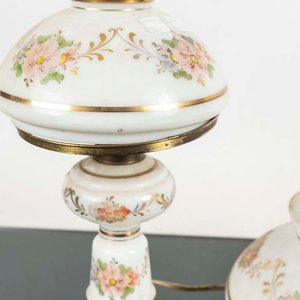 Par de Lámparas de Opalina con Flores y Detalles Dorados - imagen 2