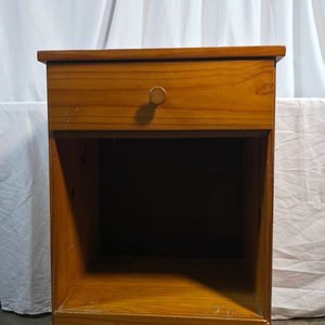 Lote anterior: Cómoda pequeña de madera maciza con cajón y estantes