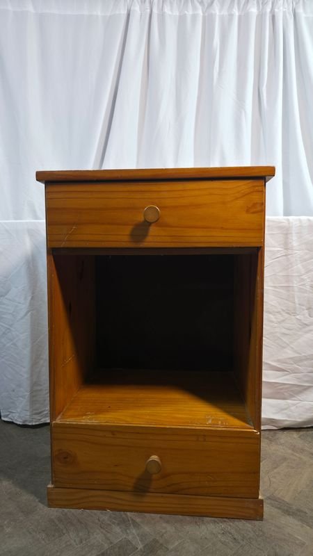 Cómoda pequeña de madera maciza con cajón y estantes