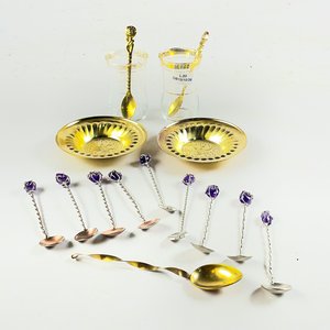 Lote siguiente: Set de 16 Pocillos Hialinos con Platillos y Cucharas Metálicas con Piedras