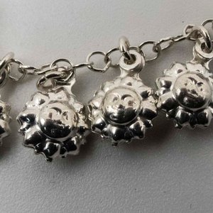 Pulsera de Plata con Dijes de Sol y Cuentas - imagen 2