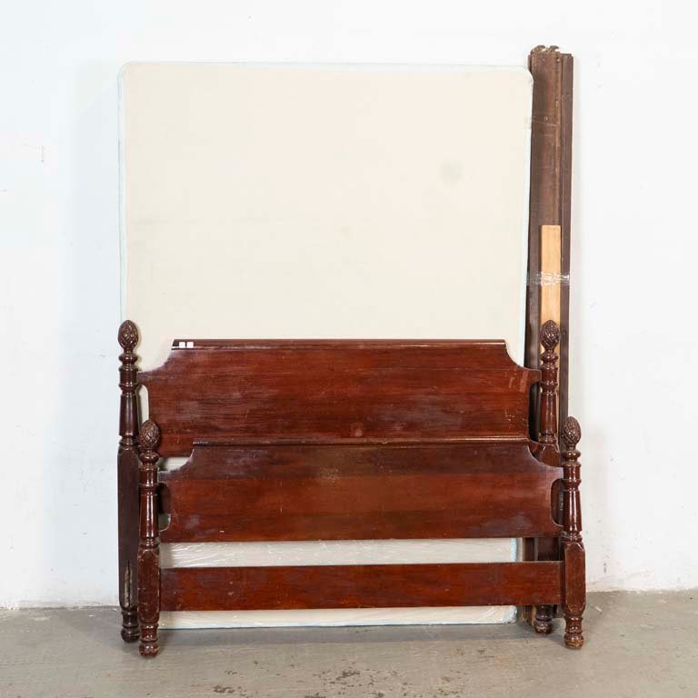 Lote siguiente: Cama Luis XVI con box de madera y metal