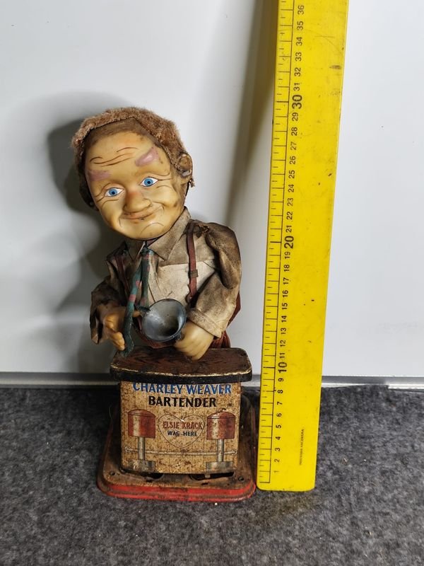 Juguete Antiguo de Lata "Charley Weaver Bartender" a Pilas