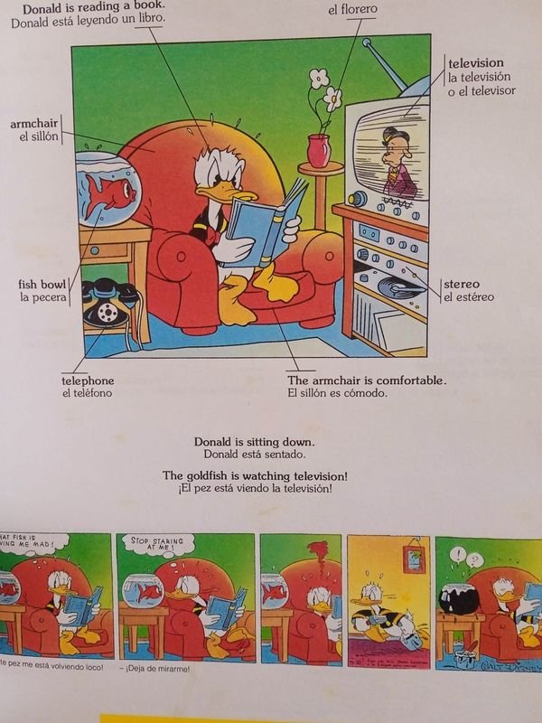 Libro de Disney en Inglés y Español con Llaveros Originales - imagen 3