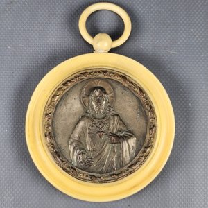 Lote siguiente: Antiguo Medallón Colgante Sagrado Corazón de Jesús en Celuloide