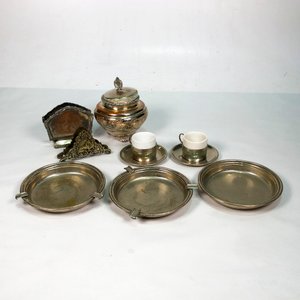 Lote de Metal Vintage: Servilletero, Azucarero, Pocillos y Bandejas - imagen 1