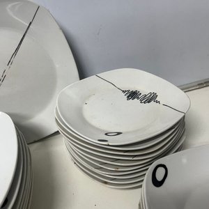 Juego de Vajilla Moderna: Platos y Tazas con Diseño Abstracto - imagen 7