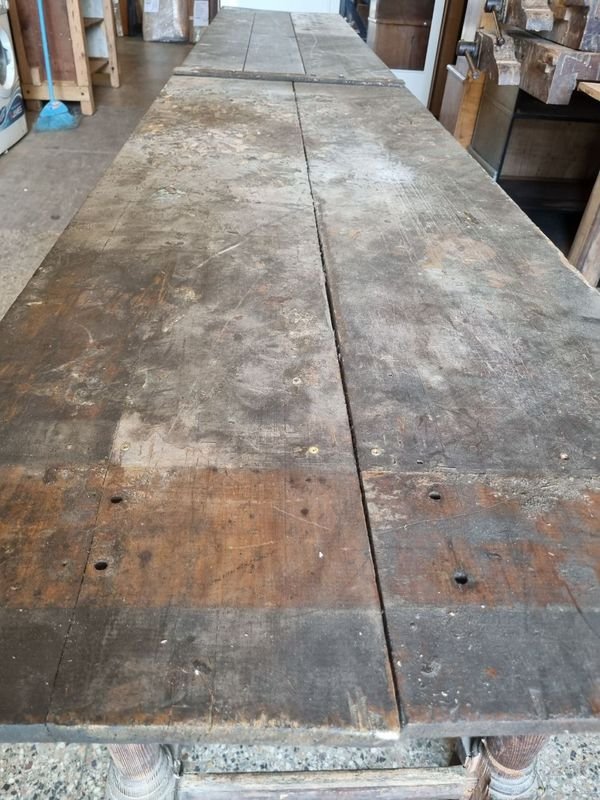 Mesa de trabajo antigua con patas torneadas en pinotea - imagen 2