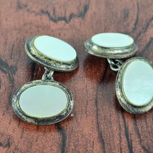 Lote anterior: Par de Gemelos Ovalados en Plata 800 con Madre Perla
