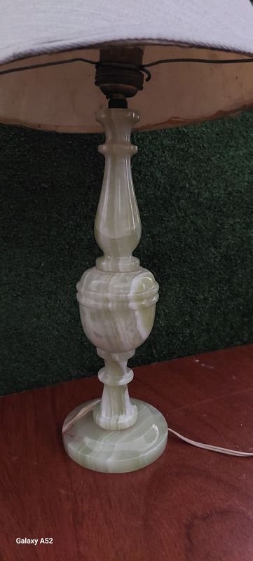 Lámpara de mesa con base de mármol y sombra blanca - imagen 2