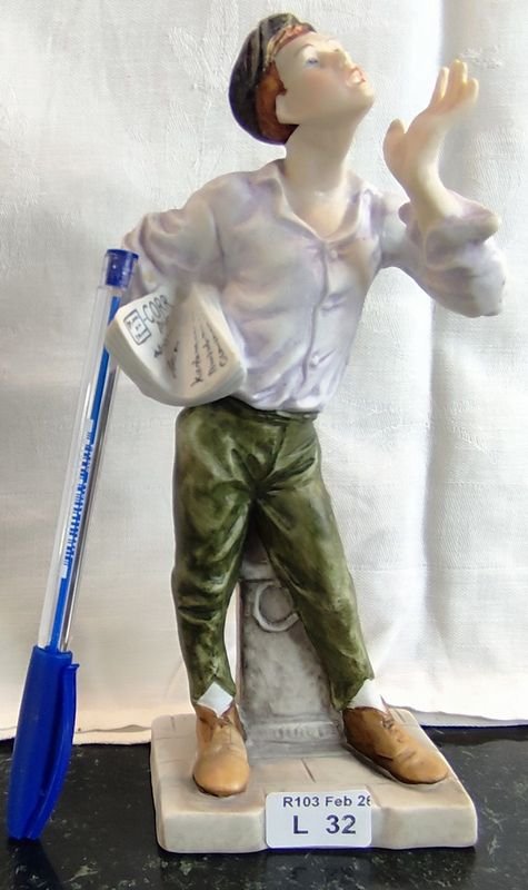 Figura en biscuit de canillita #17/374 - Bicentenario - imagen 1
