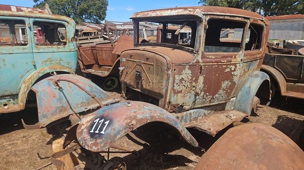 Automóvil Antiguo Rústico para Restaurar