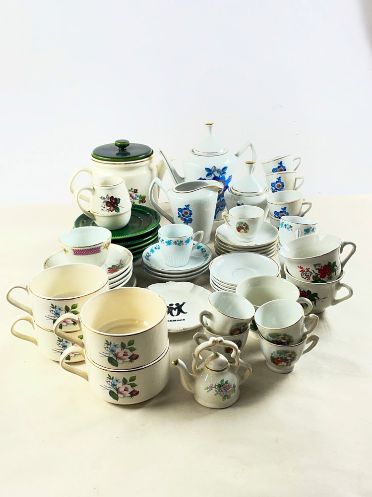 Juego de Té y Café en Cerámica Verde y Blanca con Detalles Florales